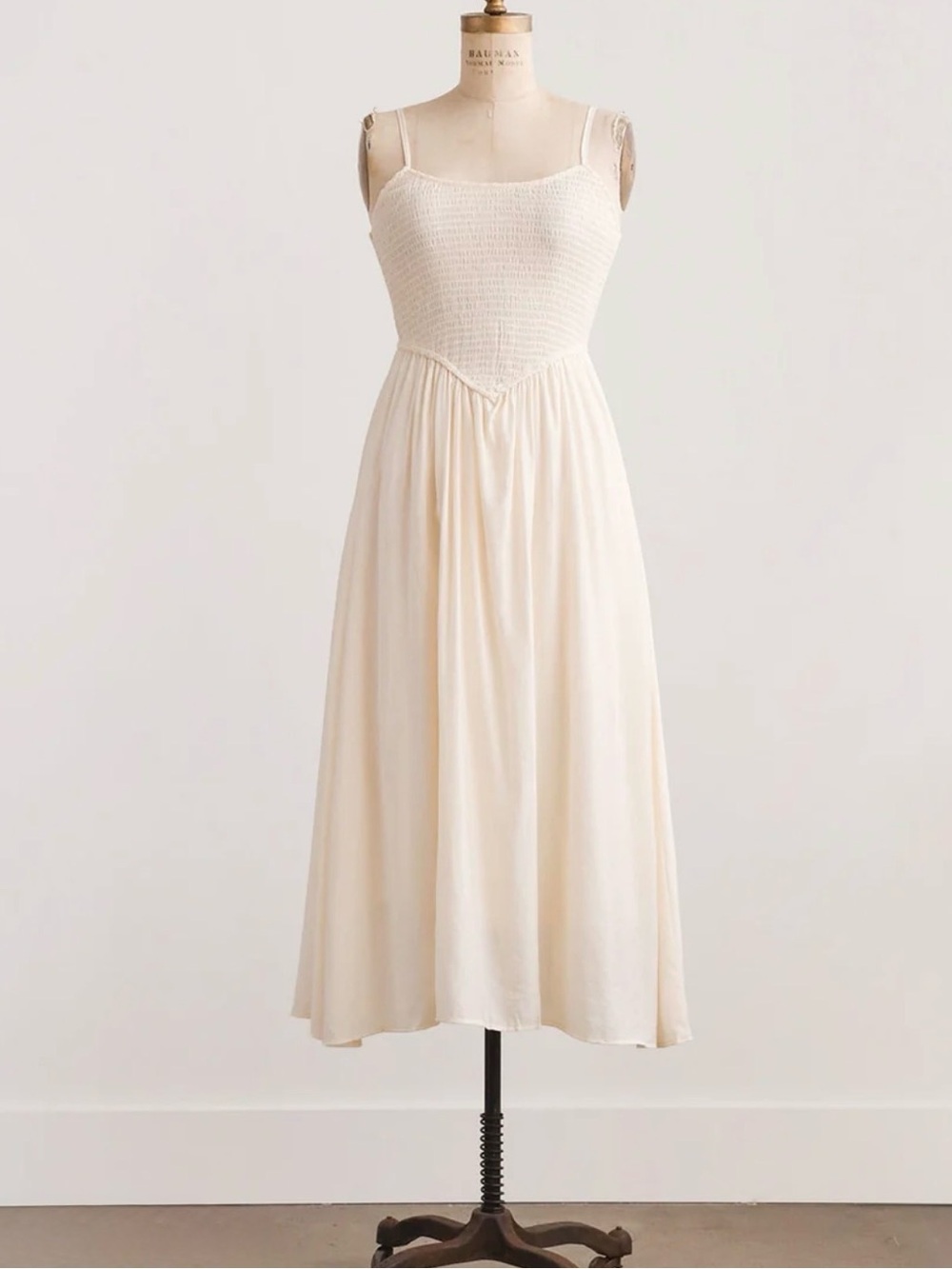 Romantic Crème de vanilla dress - Picture 2 of 6